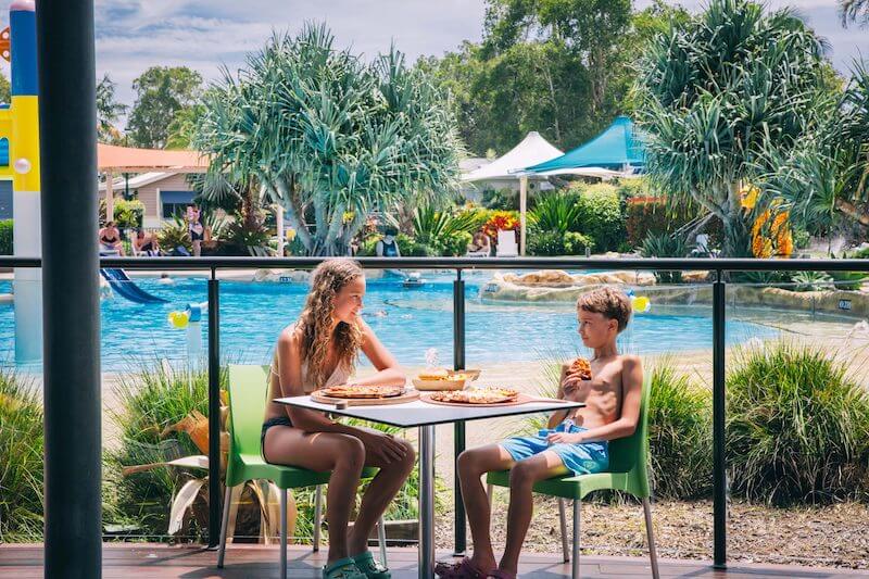 Mô hình cafe bể bơi phù hợp gia đình vì kết hợp vui chơi cho trẻ em và không gian thư giãn cho người lớn, giúp đáp ứng nhu cầu giải trí cuối tuần trọn vẹn