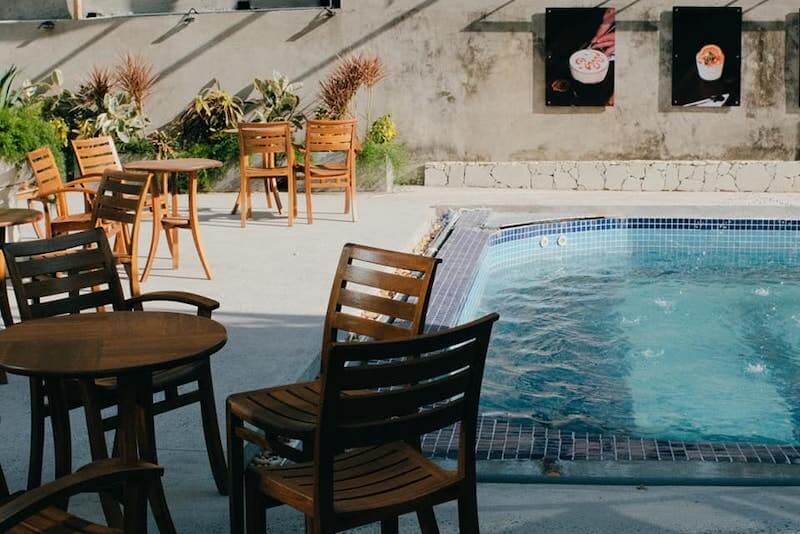 Chủ đầu tư cần lựa chọn mặt bằng có diện tích đủ lớn, vì mô hình cafe bể bơi yêu cầu không gian rộng để bố trí công năng hợp lý