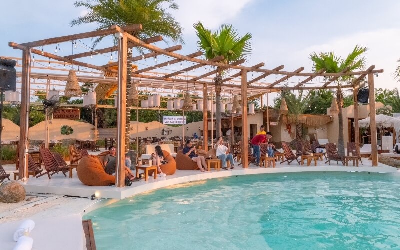 Chủ đầu tư nên sử dụng công nghệ điện phân muối vì nước sạch, ít mùi hóa chất, an toàn cho da, phù hợp mô hình cafe bể bơi và trải nghiệm khách hàng