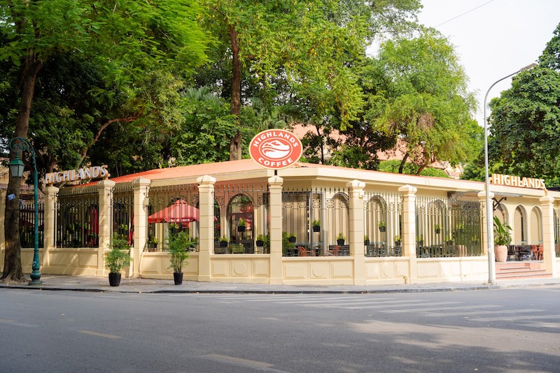 Việc tuân thủ nghiêm ngặt các tiêu chuẩn pháp lý không chỉ là điều kiện bắt buộc trong hợp đồng nhượng quyền mà còn giúp đảm bảo uy tín thương hiệu trên toàn hệ thống