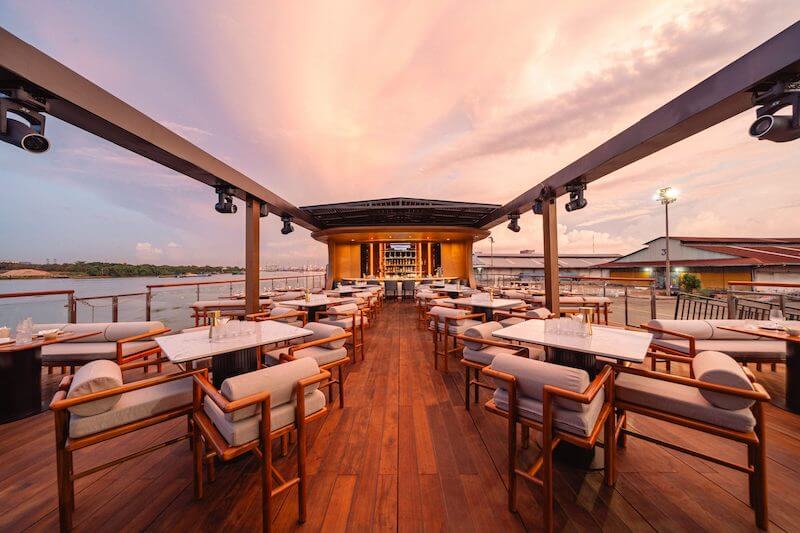 Tầm nhìn thoáng rộng hướng ra mặt sông giúp thực khách vừa thưởng thức ẩm thực vừa tận hưởng cảnh hoàng hôn lãng mạn
