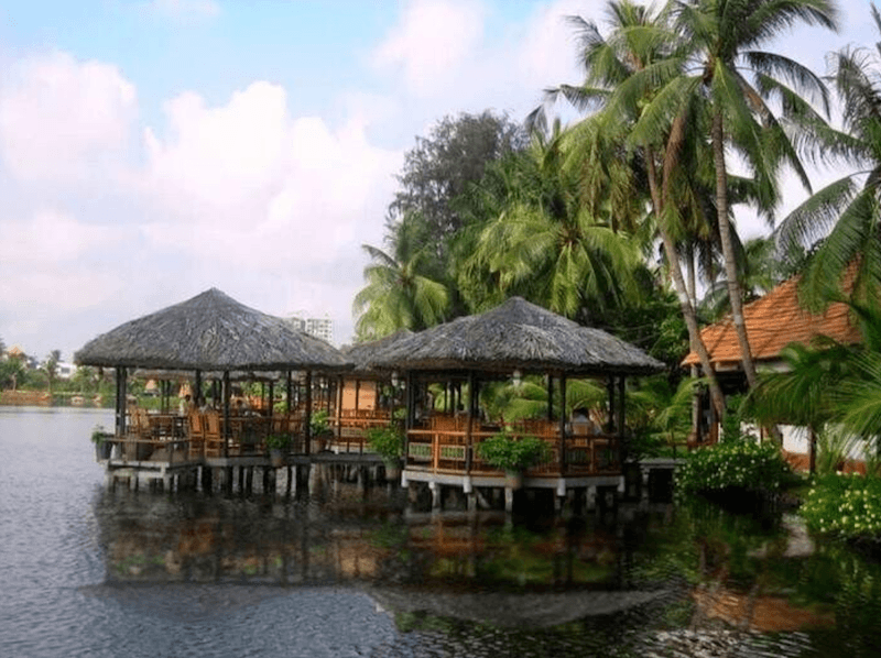 Thiết kế mang lại cảm giác thư giãn, gần gũi thiên nhiên, rất phù hợp với các khu du lịch sinh thái hoặc resort ven hồ