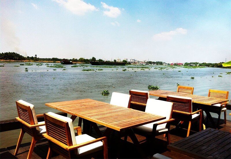 Thiết kế mở giúp thực khách vừa thưởng thức ẩm thực vừa tận hưởng không khí mát mẻ và cảnh quan sông nước yên bình