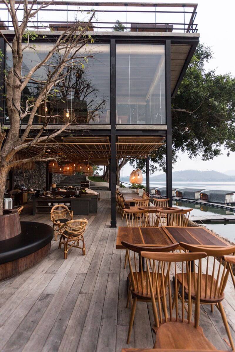 Hệ thống neo đậu và chống va đập giúp cố định nhà hàng nổi, hạn chế trôi dạt theo dòng nước, giảm tác động từ sóng, tàu thuyền và đảm bảo an toàn công trình