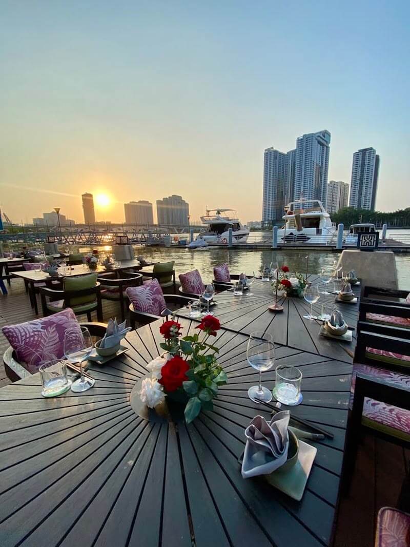 Không gian mở, lan can gỗ và tầm nhìn thoáng ra sông tạo cảm giác gần gũi, phù hợp với mô hình ẩm thực sông nước phục vụ du khách