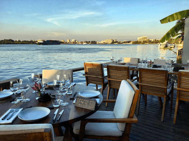 Thiết kế mở giúp thực khách vừa thưởng thức ẩm thực vừa ngắm cảnh sông, tạo trải nghiệm thư giãn gần gũi thiên nhiên