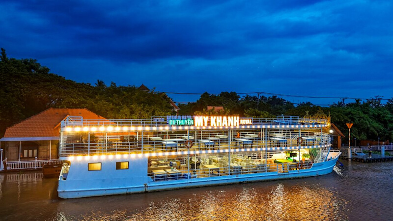 Hệ thống ánh sáng trang trí nổi bật vào ban đêm, tạo điểm nhấn thu hút du khách khi thưởng thức ẩm thực và ngắm cảnh sông nước