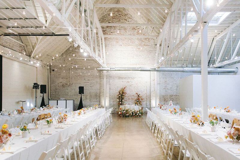 Không gian được tối giản trong từng chi tiết, sử dụng đường nét gọn gàng và màu sắc trung tính để tạo cảm giác thanh lịch, hiện đại và dễ chịu