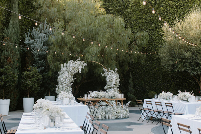 Thiết kế chú trọng vào bố cục và khoảng trống, giúp không gian thông thoáng, tạo chiều sâu thị giác và mang lại trải nghiệm nhẹ nhàng cho khách tham dự