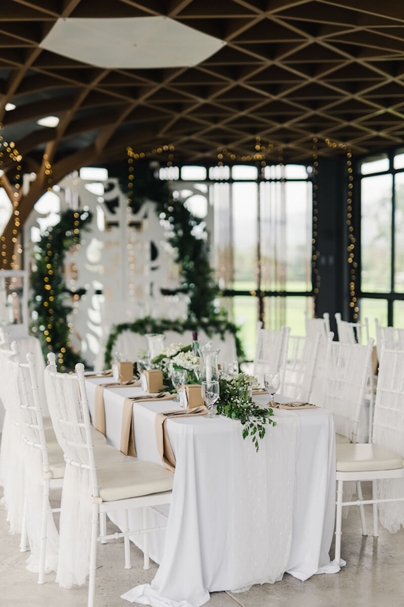 Bảng màu chủ đạo thường là trắng, be, xám hoặc các tông pastel, giúp tổng thể hài hòa và dễ phối hợp với nhiều concept trang trí