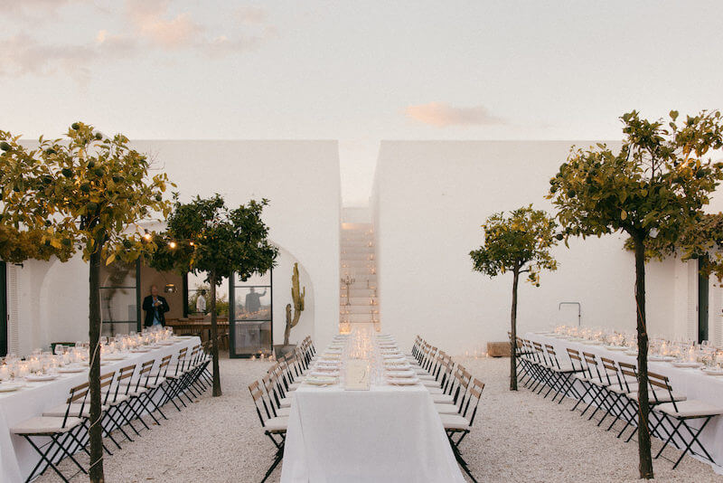 Lối bố trí bàn tiệc khoa học, gọn gàng giúp tối ưu diện tích và tạo sự thoải mái trong quá trình di chuyển của khách mời