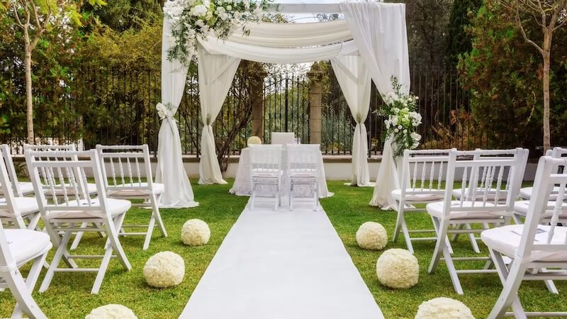 Bàn tiệc thường được bố trí ngoài trời, xen kẽ lối đi và tiểu cảnh, tạo sự kết nối hài hòa giữa con người và thiên nhiên