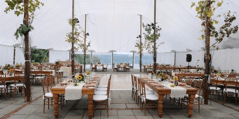 Nhà hàng tiệc cưới ngoài trời phù hợp với các buổi tiệc thân mật, đề cao trải nghiệm và cảm xúc hơn là sự hoành tráng, phô trương