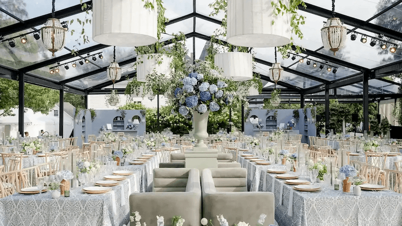 Thiết kế tập trung vào phần hoàn thiện như trần, ánh sáng và backdrop để tăng tính thẩm mỹ mà không cần đầu tư kiến trúc phức tạp