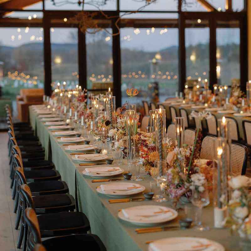 Không gian Rustic thường ưu tiên ánh sáng vàng dịu, kết hợp đèn dây, nến và chi tiết thủ công để mang lại cảm giác lãng mạn, nhẹ nhàng và tinh tế