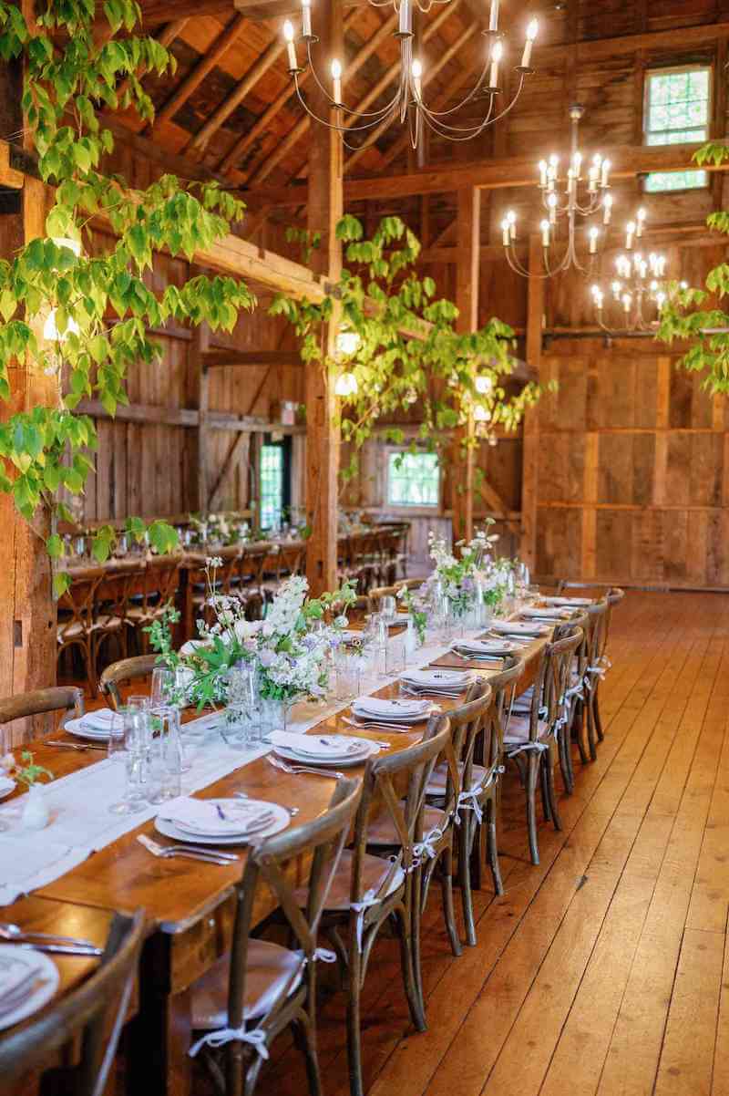 Thiết kế nhà hàng Rustic hạn chế chi tiết cầu kỳ, tập trung vào bố cục thoáng và sự hài hòa với thiên nhiên, mang lại trải nghiệm thư giãn cho khách