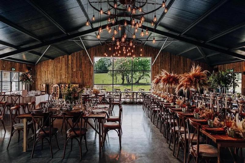 Nhà hàng tiệc cưới Rustic dễ thi công, chi phí hợp lý, linh hoạt trang trí theo nhiều concept khác nhau mà vẫn giữ được vẻ đẹp mộc mạc đặc trưng