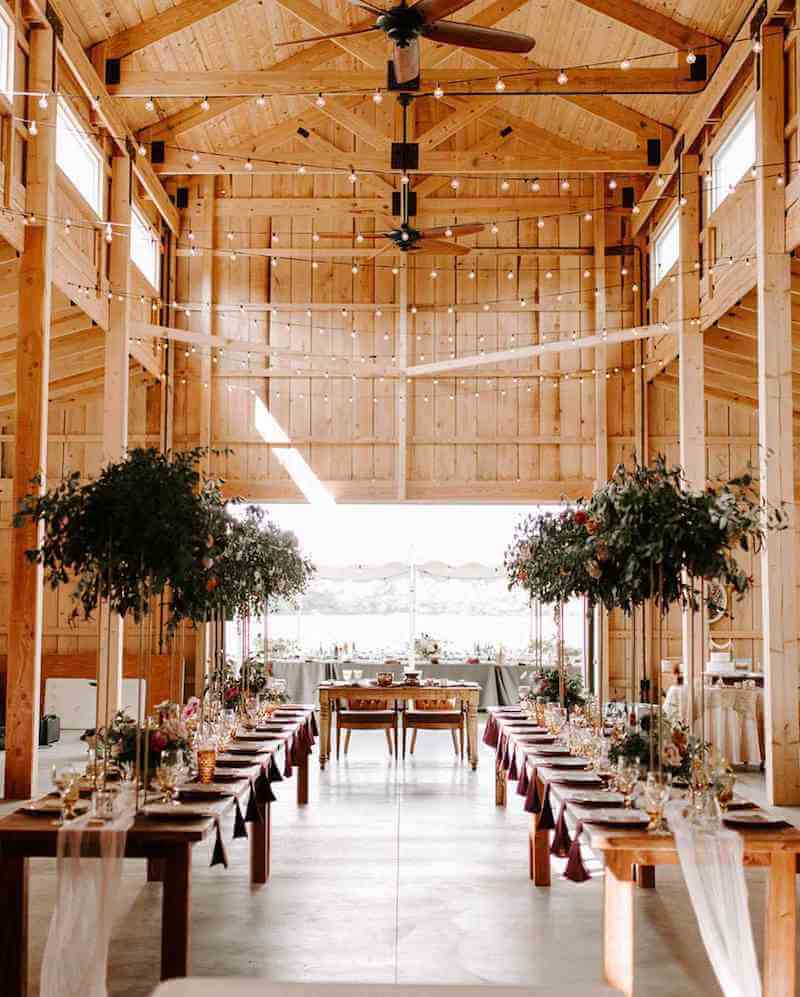 Tổng thể nhà hàng tiệc cưới phong cách Rustic mang lại vẻ đẹp giản dị, tinh tế và bền vững, phù hợp xu hướng cưới hiện đại đề cao trải nghiệm cá nhân