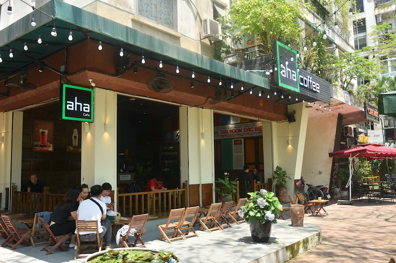 Mặt bằng quán cafe Aha thường ưu tiên góc phố, ngã tư, vỉa hè rộng, diện tích trên 100m², khu đông dân, nhiều văn phòng, tránh trong ngõ hoặc vị trí khuất, khó nhìn thấy