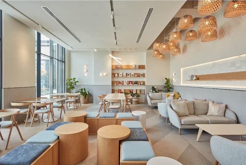 Tông màu chủ đạo gồm trắng, xám, be và nâu nhạt, kết hợp chi tiết gỗ tự nhiên tạo không gian hài hòa, hiện đại nhưng ấm áp