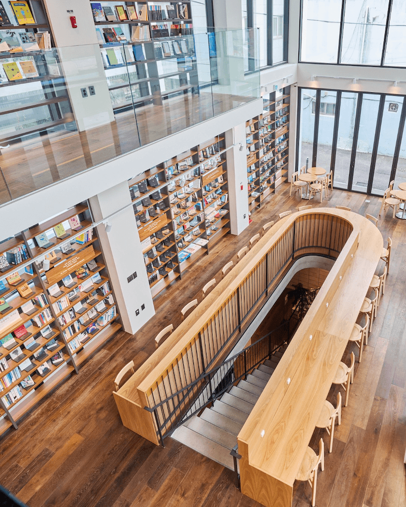 Không gian thông thoáng giúp khách cảm thấy dễ chịu, tránh ẩm mốc và mùi sách cũ, đồng thời nâng cao trải nghiệm đọc sách và kéo dài thời gian lưu lại quán