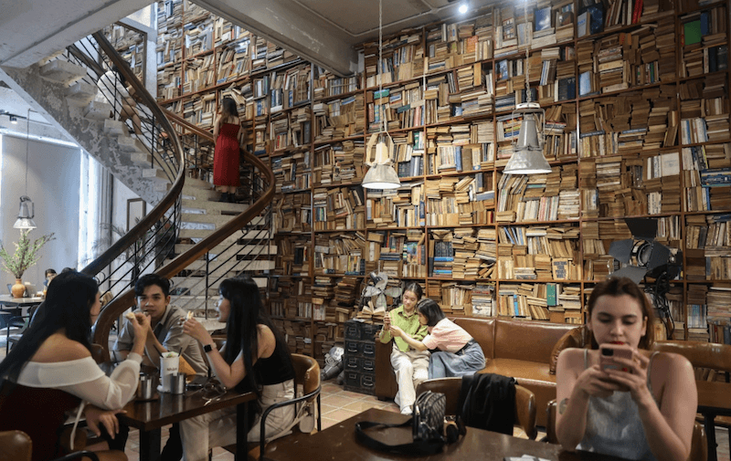 Âm nhạc nhẹ nhàng, jazz hoặc acoustic kết hợp ánh sáng vàng và nội thất cũ mang đến trải nghiệm vừa thư giãn vừa hoài niệm