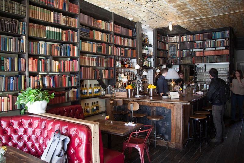 Bàn ghế màu nổi bật, kiểu dáng cổ điển nhưng trẻ trung, vừa đọc sách vừa thoải mái trò chuyện với bạn bè