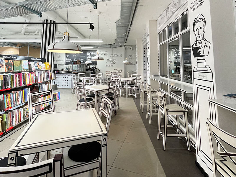 Đường nét nội thất thanh mảnh, kệ sách âm tường và bàn ghế tối giản, tạo cảm giác gọn gàng, thoáng đãng cho không gian đọc sách hiện đại