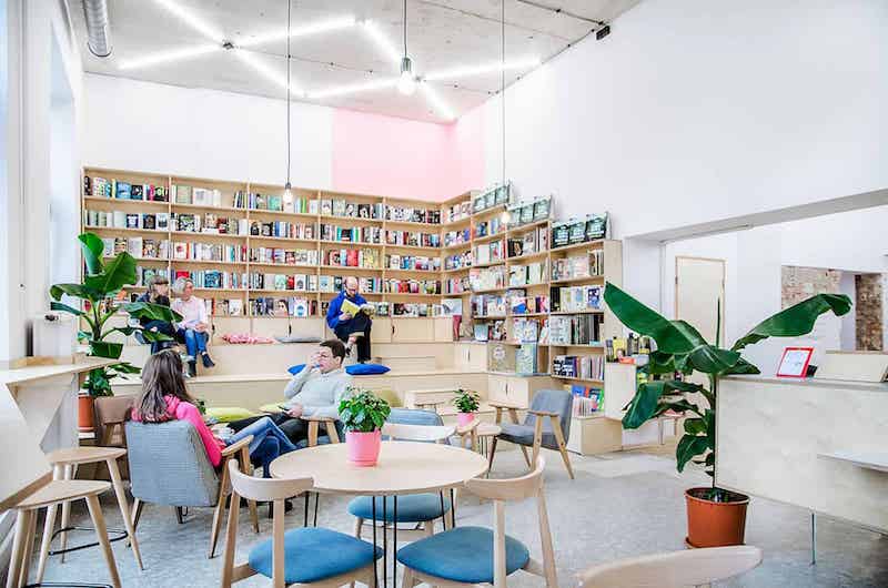 Ánh sáng tự nhiên được tận dụng tối đa qua cửa kính lớn, kết hợp đèn led âm trần, đảm bảo đủ sáng cho khách đọc sách và làm việc