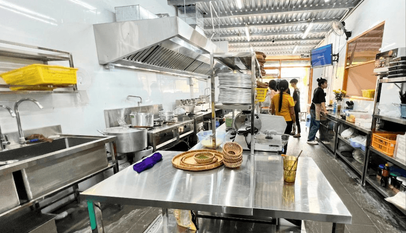 Quy tắc bếp một chiều giúp tối ưu luồng vận hành, tránh chồng chéo, đảm bảo vệ sinh an toàn thực phẩm, giảm nhiễm chéo và nâng cao hiệu suất phục vụ