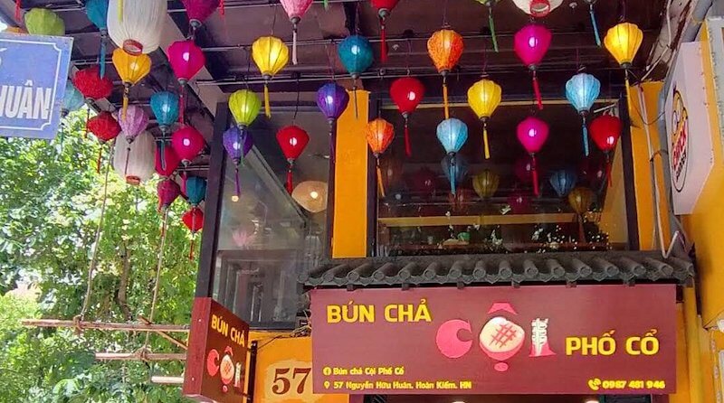 Quán bún chả phong cách phố cổ hơi thở hoài niệm, tường vàng, mái ngói cũ, bàn ghế gỗ mộc giản dị gần gũi khách