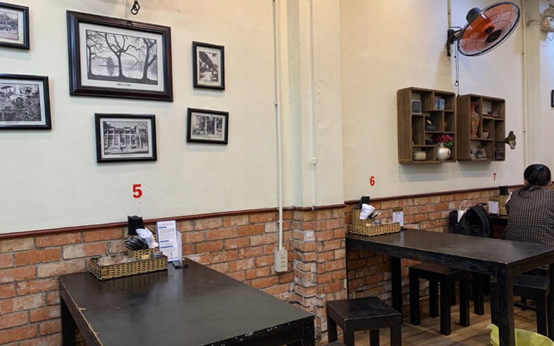 Bố trí bàn ghế, lối đi thông thoáng, giúp khách dễ di chuyển, phục vụ, giữ trọn trải nghiệm ẩm thực phố cổ đậm đà