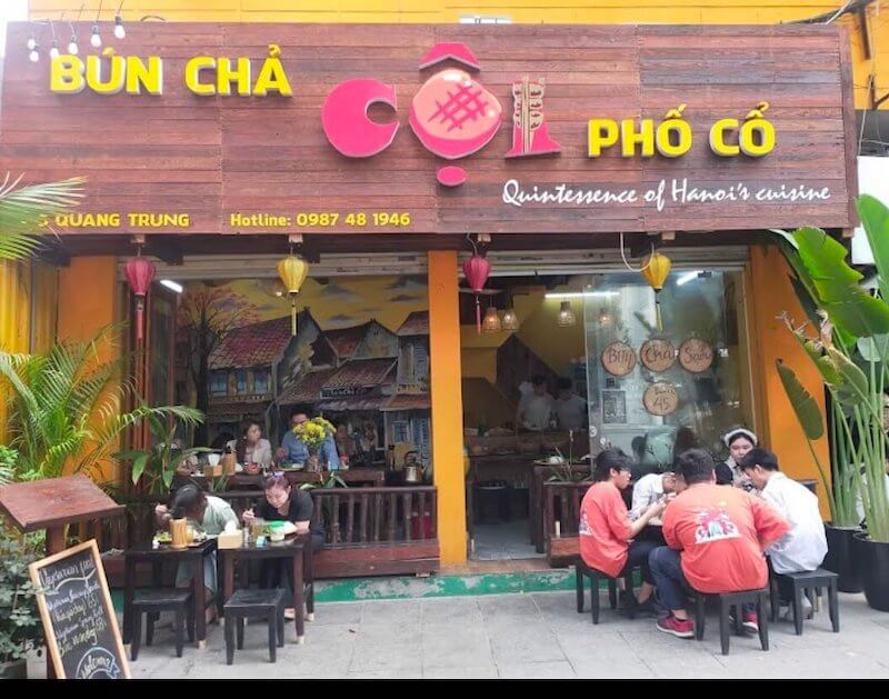 Không gian mở với cửa sổ đón gió, ánh sáng tự nhiên giúp quán trở nên thoáng đãng, giảm cảm giác chật chội thường thấy