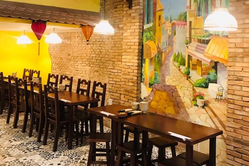 Không gian mở với cửa sổ đón gió, ánh sáng tự nhiên giúp quán trở nên thoáng đãng, giảm cảm giác chật chội thường thấy