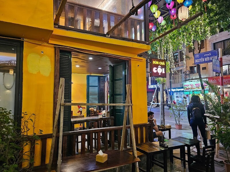 Phong cách đồng bộ từ bảng hiệu, nội thất đến màu sắc nhận diện, tạo hình ảnh chuyên nghiệp và nhất quán trong mắt khách