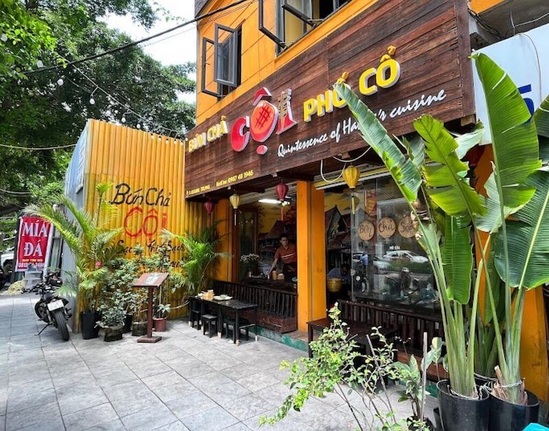 Vật liệu thiết kế như gỗ tự nhiên, tre, mây, gạch nung giúp quán giữ được nét mộc mạc đặc trưng phố cổ truyền thống