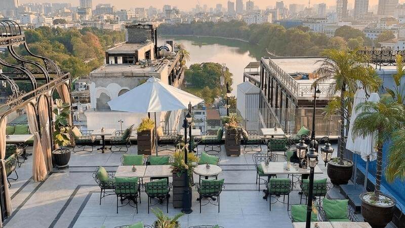 Quán cafe kết hợp rooftop mang đến không gian mở trên cao, giúp khách hàng tận hưởng view toàn cảnh thành phố trong bầu không khí thoáng đãng
