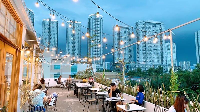 Khu vực ngồi được bố trí linh hoạt, vừa có bàn riêng tư vừa có không gian chill nhóm, phù hợp nhiều nhu cầu trải nghiệm khác nhau