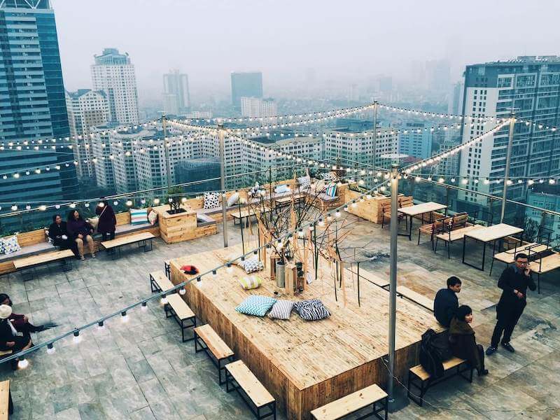 Phong cách rooftop giúp quán cafe trở thành điểm đến lý tưởng để ngắm hoàng hôn, thư giãn cuối ngày và thu hút khách trẻ yêu thích trải nghiệm mới lạ