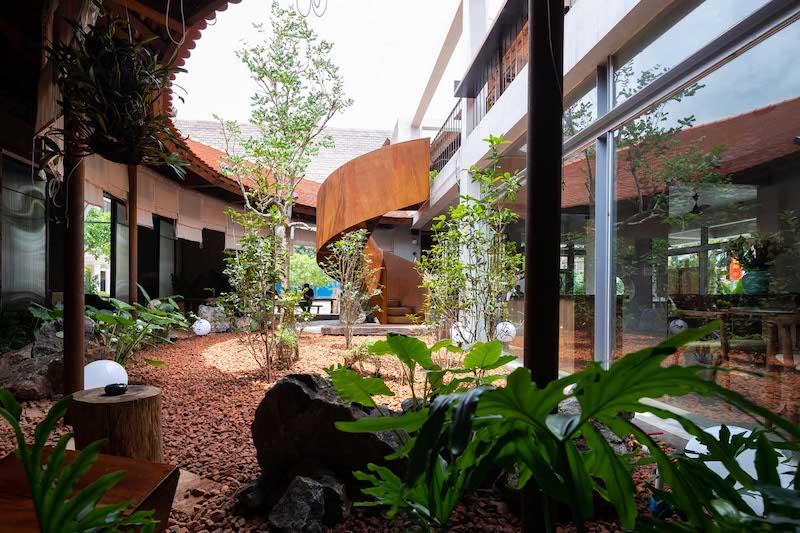 Lối kiến trúc Tropical Style sử dụng vật liệu tự nhiên như gỗ, mây tre, đá và kính giúp không gian luôn thoáng đãng và tràn ánh sáng