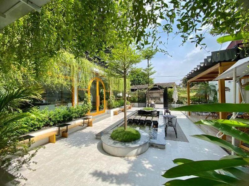 Khu vực ngồi được bố trí xen kẽ cây xanh, hồ nước nhỏ và tiểu cảnh, mang lại cảm giác như đang nghỉ dưỡng giữa khu resort cao cấp