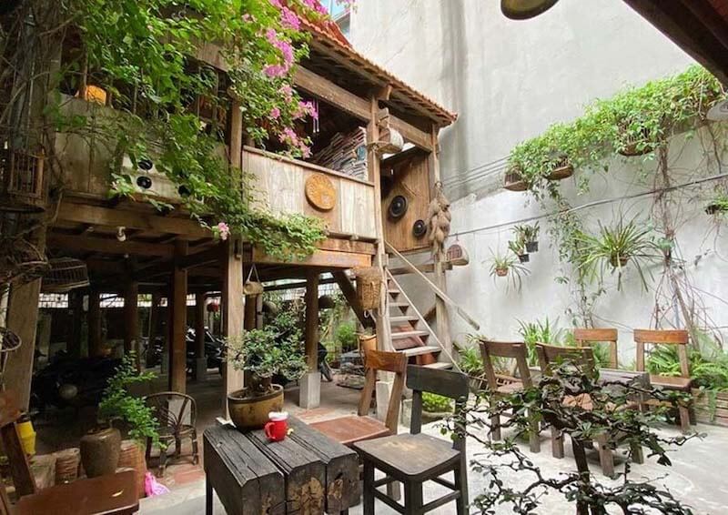 Quán cafe phong cách Vintage mang đến không gian hoài cổ ấm áp với tông màu trầm, gợi nhớ những ký ức xưa cũ đầy cảm xúc