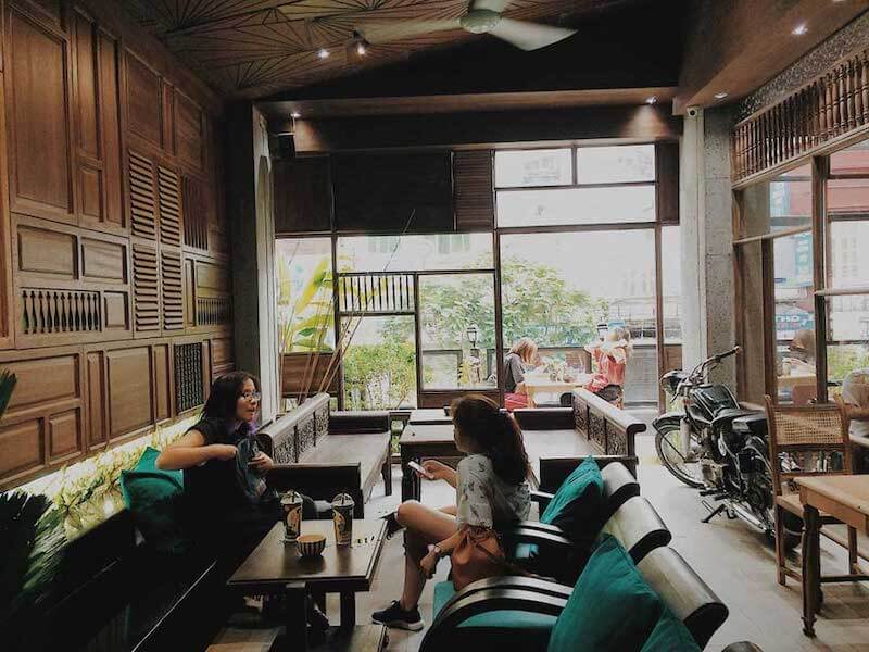 Phong cách Vintage/Retro tạo nên trải nghiệm khác biệt, thu hút khách hàng yêu thích sự hoài niệm và không gian mang hơi thở quá khứ