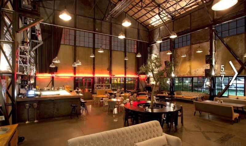Không gian được thiết kế mở linh hoạt, dễ dàng thay đổi layout để phục vụ nhiều mục đích như cafe, sự kiện hoặc workshop sáng tạo
