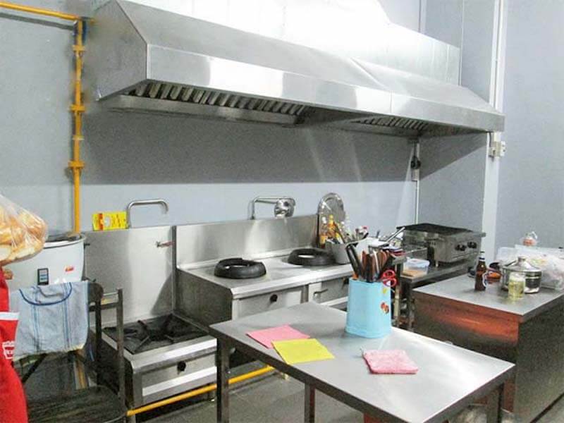 Khu bếp và kho nên thiết kế theo quy trình một chiều, phân tách rõ sơ chế, nấu, ra món và đặt kho gần bếp để tối ưu vận hành, tiết kiệm thời gian