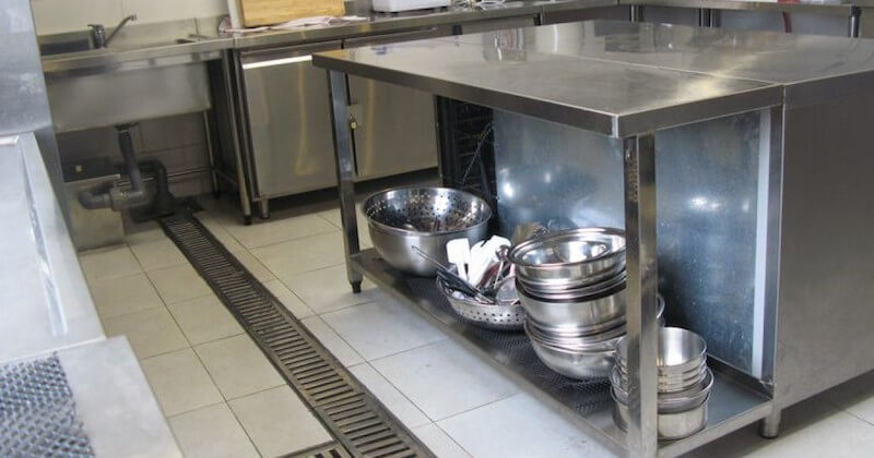 Nên thiết kế sàn có độ dốc khoảng 1 - 2% về điểm thu nước, bố trí nhiều phễu thu sàn và bẫy mùi, đảm bảo thoát nhanh, không đọng nước và hạn chế mùi hôi