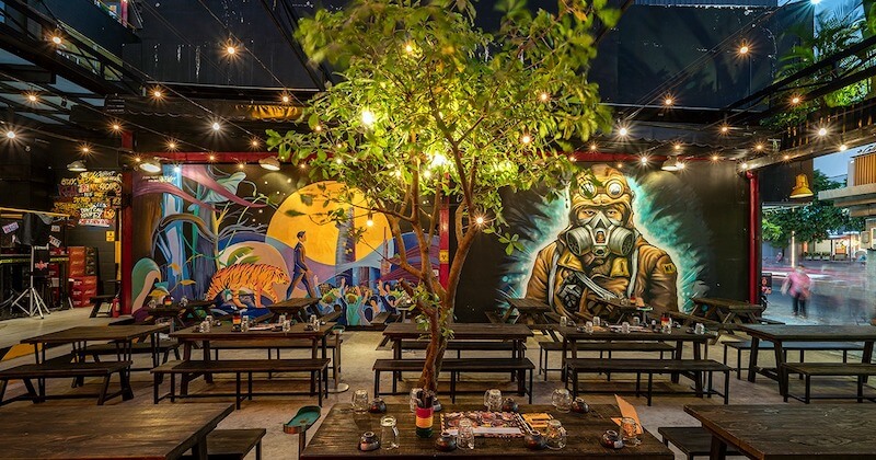 Thiết kế tạo điểm nhấn ấn tượng nhờ sự kết hợp độc đáo giữa không gian mở thoáng đãng với cây xanh tự nhiên và mảng tường graffiti cá tính, mạnh mẽ