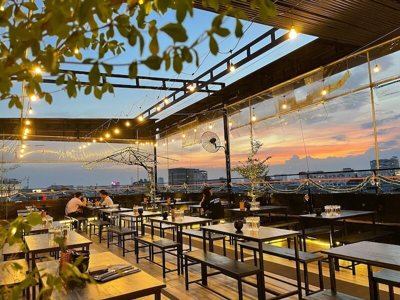 Thiết kế sân thượng này đã tận dụng triệt để lợi thế về tầm nhìn cảnh quan đô thị lúc hoàng hôn