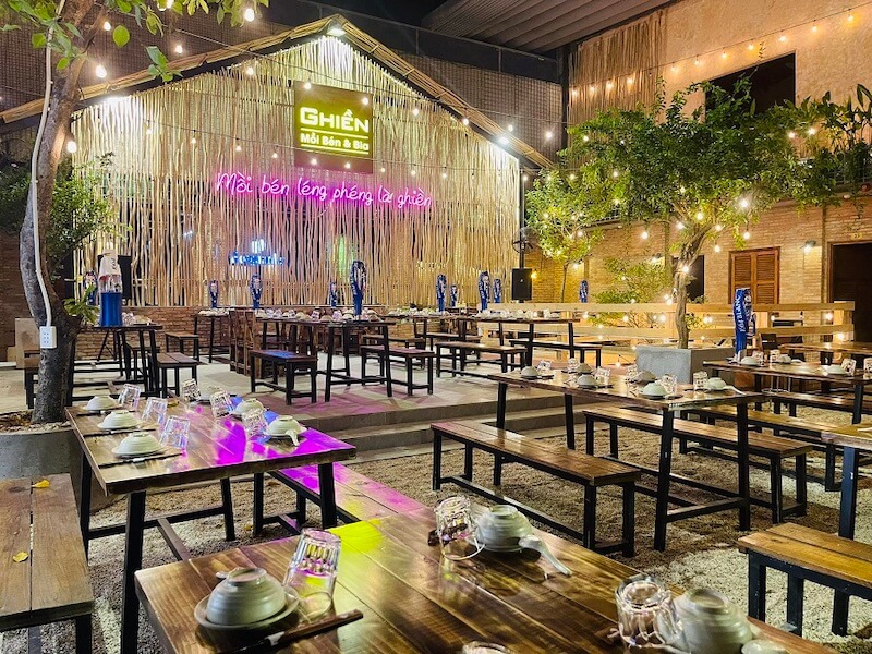 Tường bằng nan tre vát mái độc đáo, kết hợp cùng hệ thống đèn neon hồng trẻ trung tạo nên một điểm nhậu vừa dân dã, mộc mạc vừa có sức hút trendy mạnh mẽ