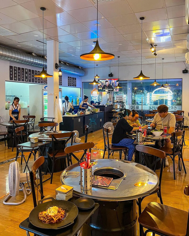 Thiết kế quán mang phong cách nướng thùng phuy Hàn Quốc hiện đại, kết hợp hệ thống hút khói công nghiệp và ánh sáng vàng ấm cúng, tối ưu không gian